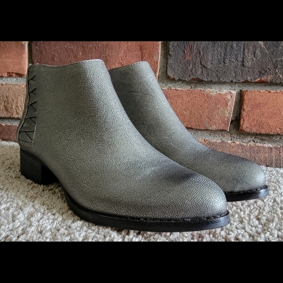 Brand New Women's Size 7 Vince Camuto Silver Metallic Leather Ankle Boots - Picture 3 of 8